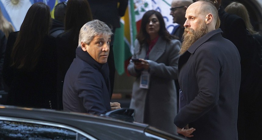 El d&oacute;lar super&oacute; los 1300 pesos y el gobierno improvisa una licitaci&oacute;n de bonos para frenar la corrida