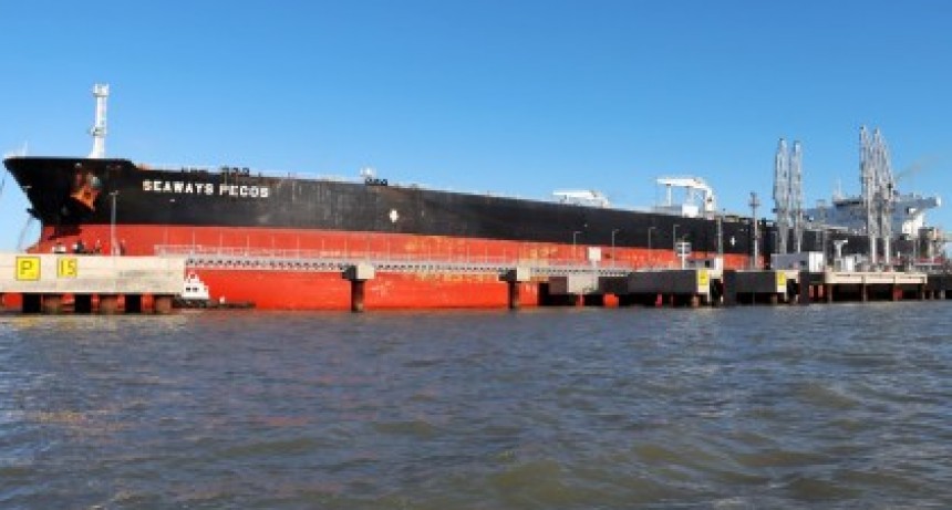  Puerto Rosales recibe a un gigante petrolero