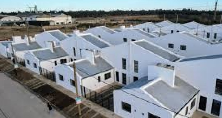 Kicillof y Magario entregaron 110 viviendas a familias de Berazategui