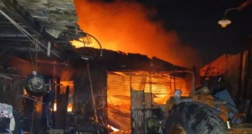 Debastador incendio en taller mec&aacute;nico de Punta Alta 