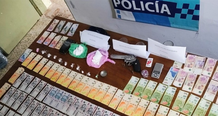 Detienen a un hombre que circulaba armado y con coca&iacute;na en el auto