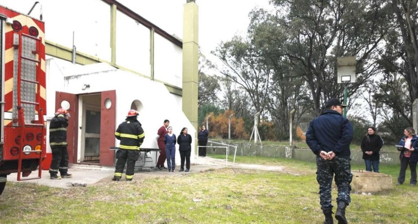 Adiestramiento en lucha contra incendio y evacuaci&oacute;n en el Hospital Naval Puerto Belgrano