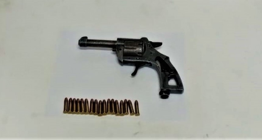 Le gatillo varias veces y no salio la bala. termino detenido