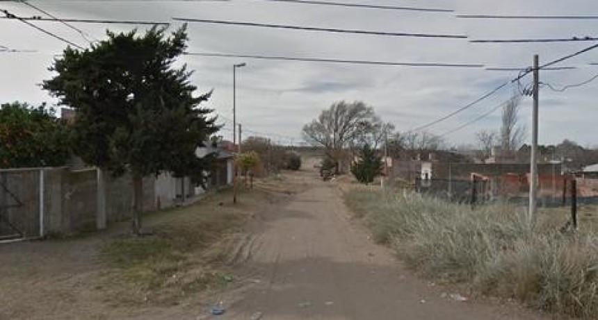 Robo a plena luz del dia moviliza a vecinos que sorprenden al delincuente dentro de la casa!!