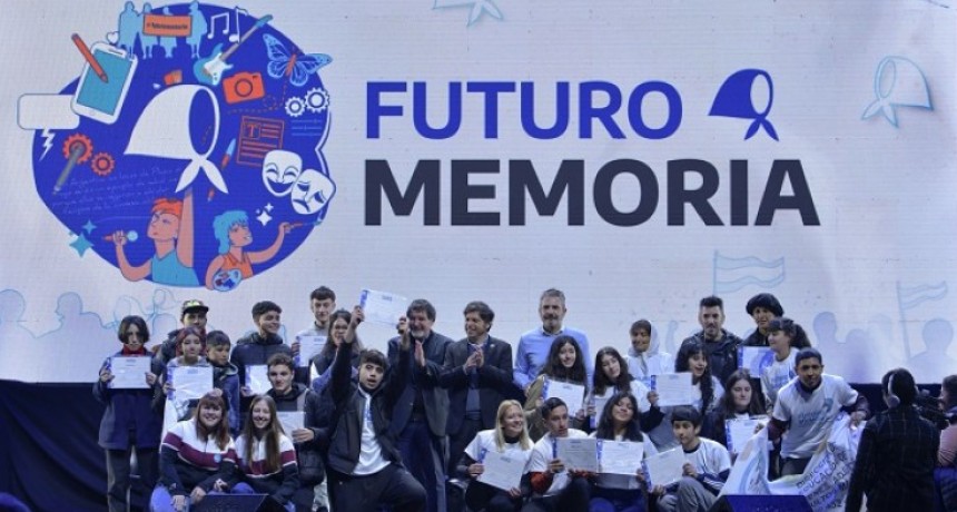 Kicillof junto a j&oacute;venes que participaron del programa &ldquo;Futuro Memoria&rdquo;