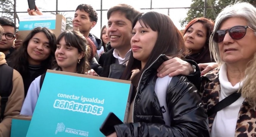 Kicillof entreg&oacute; 278 computadoras personales a estudiantes de San Miguel