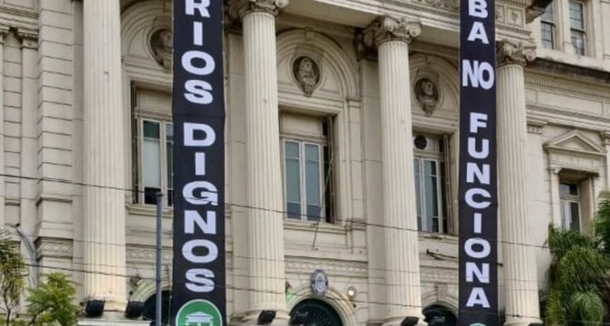 Los universitarios tiene el salario m&aacute;s bajo desde el regreso de la democracia