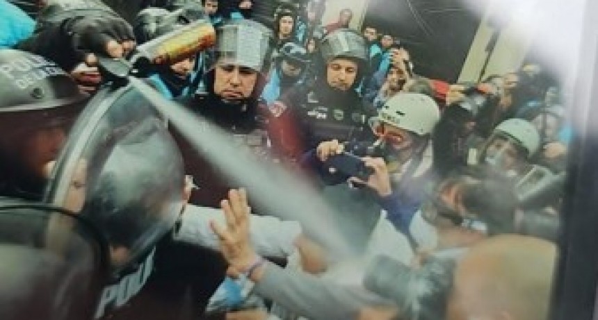 El gobierno reprimi&oacute; en la marcha de los jubilados y hubo dos periodistas heridos