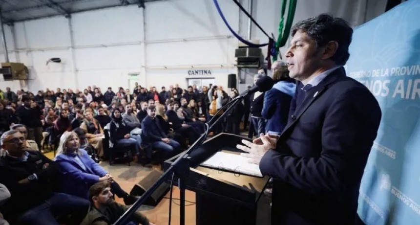 Kicillof entreg&oacute; viviendas a familias de Tandil