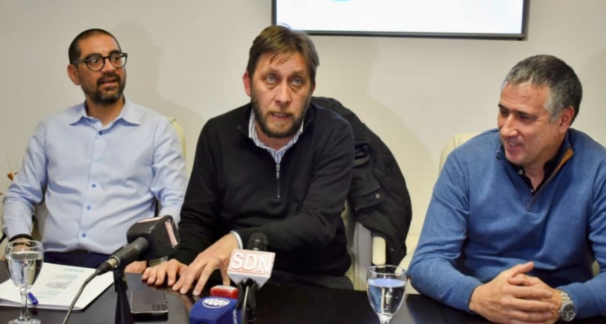 Firma de anticipo financiero para la construcci&oacute;n de 32 viviendas en el Barrio Luz y Fuerza