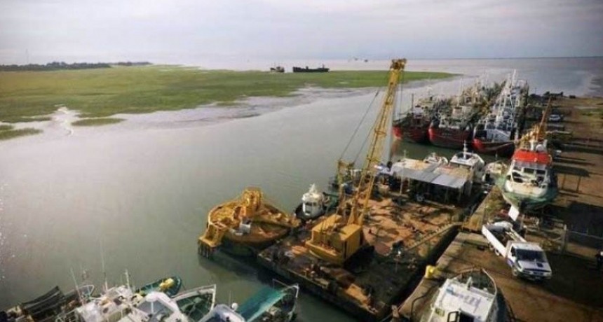 Rescatan a tres tripulantes de lancha que se hundio en puerto Rosales