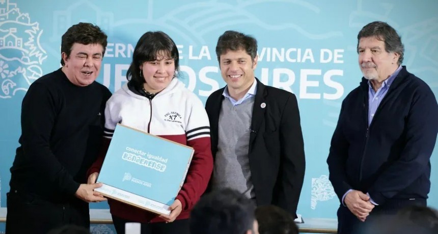 CONECTAR IGUALDAD BONAERENSE: Kicillof entreg&oacute; 614 computadoras a estudiantes de La Matanza