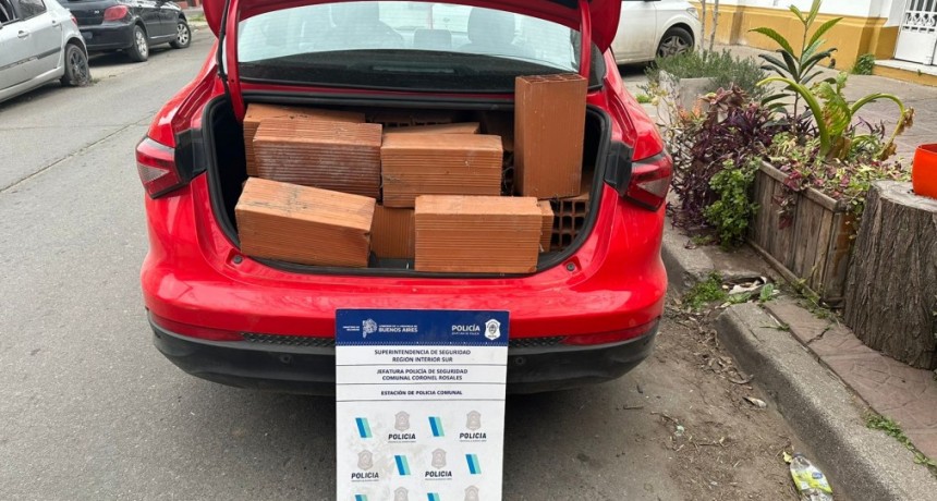 Detenidos por hurtar ladrillos de una casa en construccion