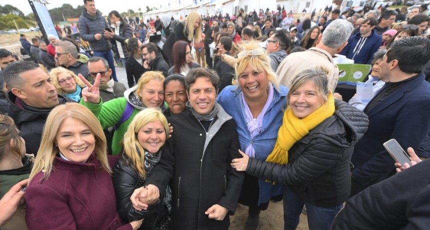 Kicillof entreg&oacute; 54 viviendas a familias de Villa Gesell