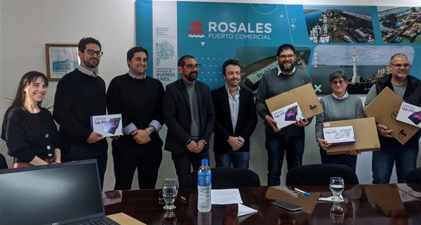 Entrega de equipo informatico para personal de Puerto Rosales.
