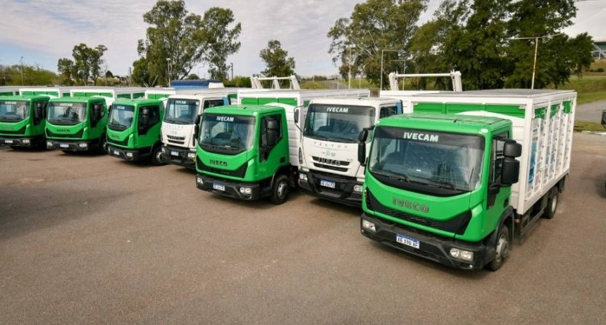 La Provincia entreg&oacute; veh&iacute;culos de transporte escolar y camionetas para municipios