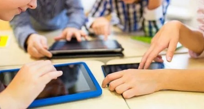 Media sanci&oacute;n a la ley para regular las pantallas en las aulas