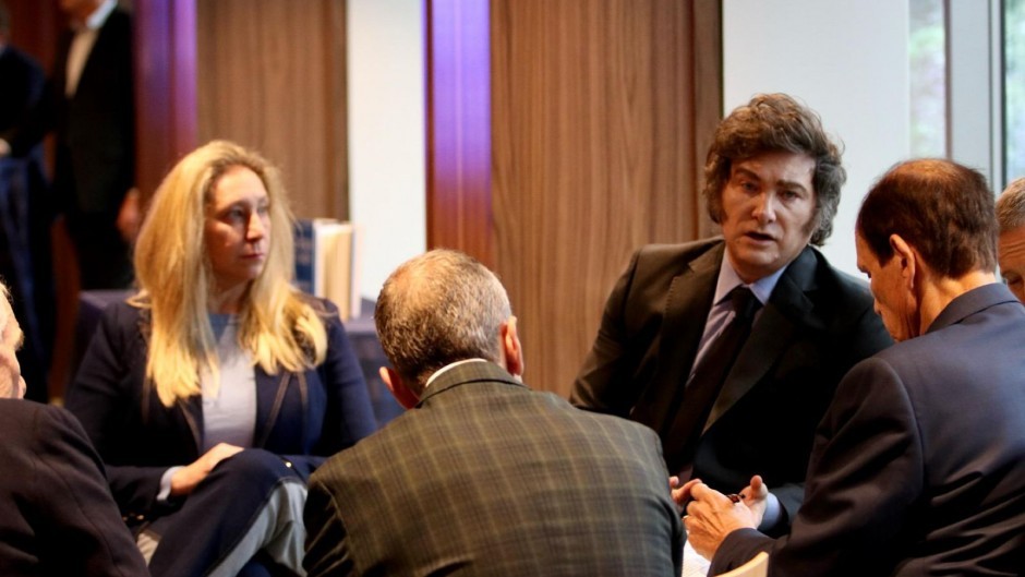 Como en las épocas de radio Colonia, por el cepo del gobierno los audios de Karina saldrán en Uruguay