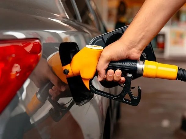 Quinto aumento de la nafta en menos de un mes: a cuánto se fue el litro