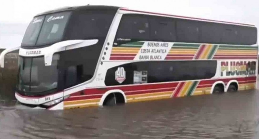 Un micro qued&oacute; varado en una zanja inundada y rescataron a los pasajeros en lancha