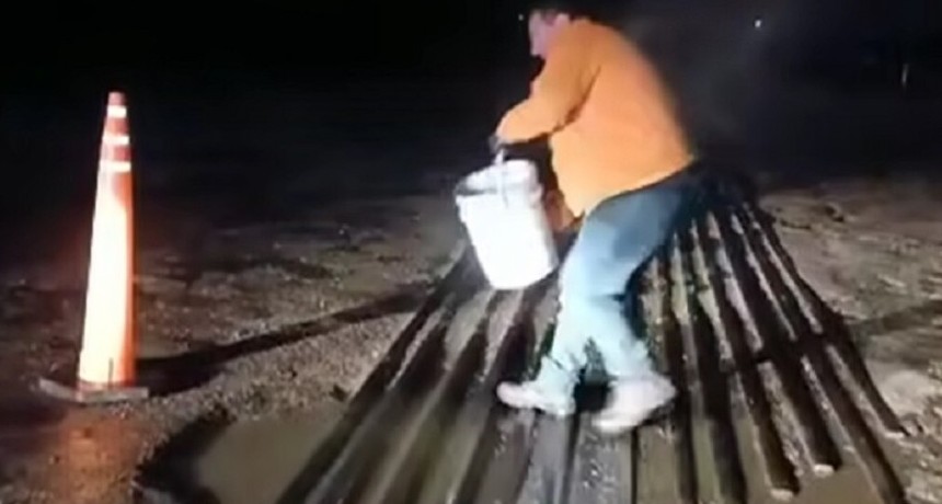 Ruta 3 Sur: automovilistas sufren importantes roturas en un paso a nivel y filman todo