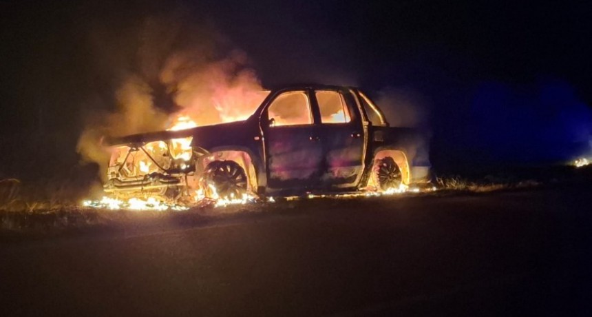 Destruccion total tras incendio en automovil