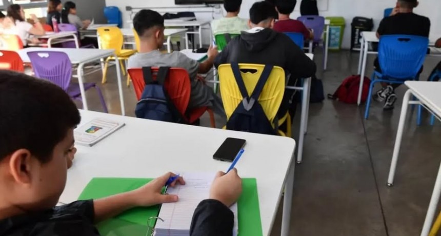Aprueban ley que limita el uso de celulares en las escuelas en la prov. de Buenos Aires