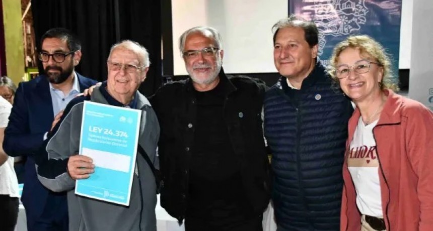 La Provincia entreg&oacute; escrituras a familias de Coronel Rosales y Bah&iacute;a Blanca