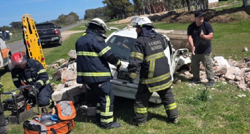 Impresionante choque de un auto contra una garita en el ingreso a Monte