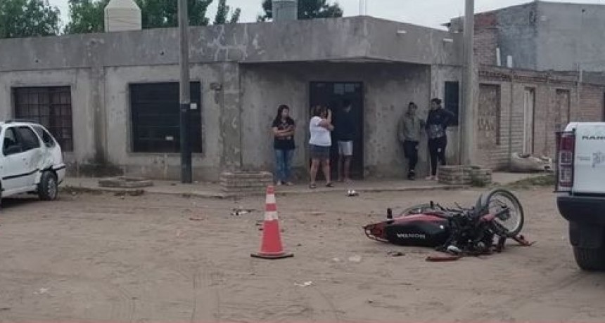 Por Fuerte choque entre un auto y una moto trasladan e internan a joven