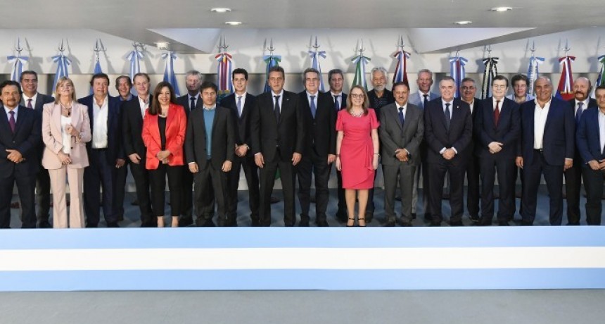 Massa consigui&oacute; un respaldo masivo de los gobernadores que puede ser definitorio