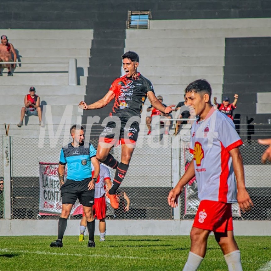 "Alex Vega: El Delantero de Esp&iacute;ritu Ganador que Lidera la Remontada de Sporting en el Torneo Federal Amateur"