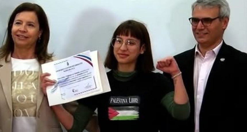 Una egresada de la UNS fue reconocida por su promedio, mostr&oacute; una remera con la leyenda &ldquo;Palestina Libre&rdquo; y volvi&oacute; a generar pol&eacute;mica
