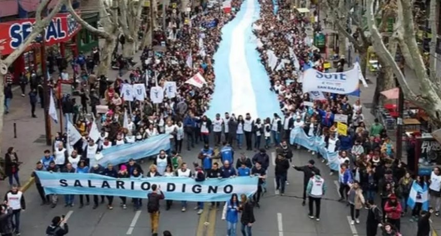 Nueva medida de fuerza de los docentes: este martes, los maestros paran por 24 horas