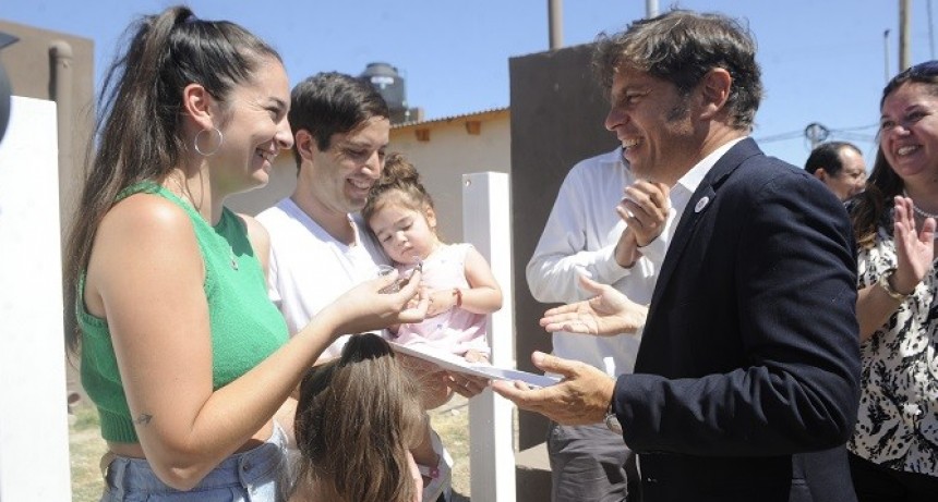 Kicillof entreg&oacute; viviendas a familias de Villa Elvira