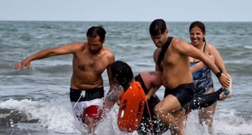 Capacitaci&oacute;n y entrenamiento a guardavidas municipales de Pehuen Co