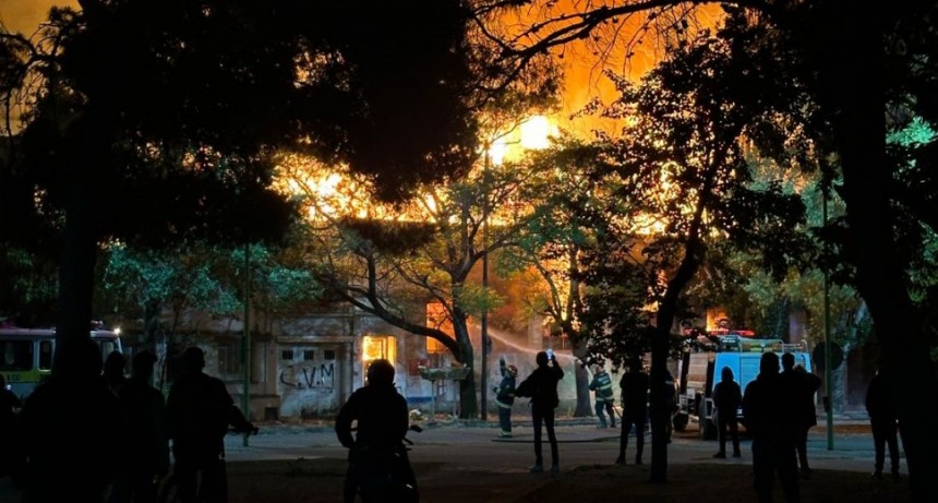 Voraz incendio en una conocida carpinter&iacute;a en Bahia Blanca