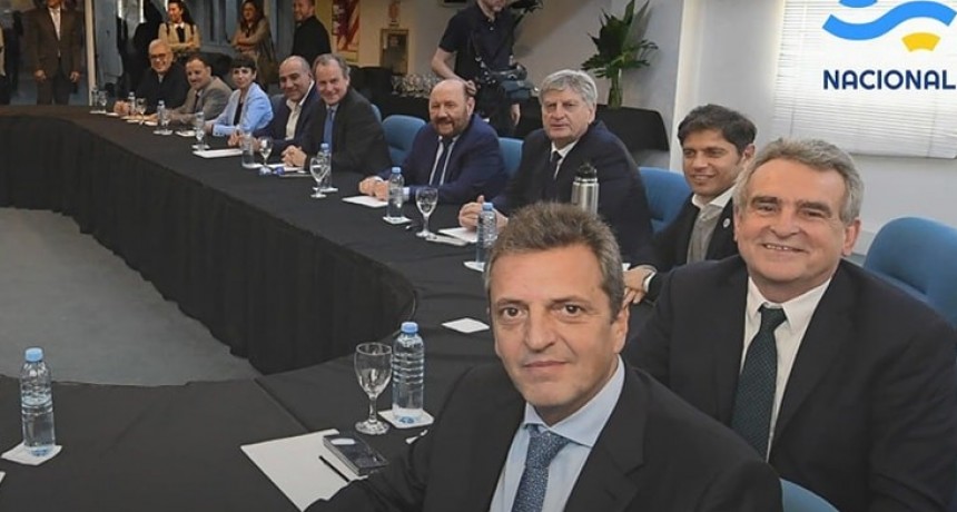  El ministro de Econom&iacute;a, Sergio Massa, mantuvo un encuentro con gobernadores para avanzar en la puesta en marcha de compensaciones que garanticen el pago de sueldos y aguinaldos para el mes de diciembre en los distritos.