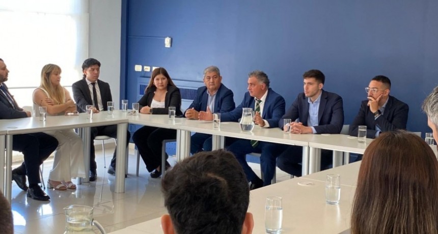 La mano derecha de Karina arm&oacute; una foto con j&oacute;venes y lo cruz&oacute; la banda del Gordo Dan: "Cien palos en sueldos p&uacute;blicos"