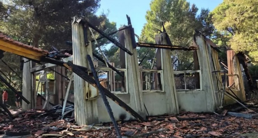 Un incendio destruy&oacute; la capilla de Pehuen Co
