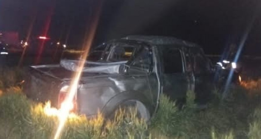 Un hombre muri&oacute; al volcar con su camioneta en el acceso a Pehuen Co