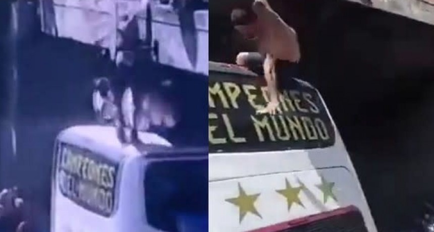 Dos hinchas se tiraron arriba de la caravana de la Selecci&oacute;n desde un puente