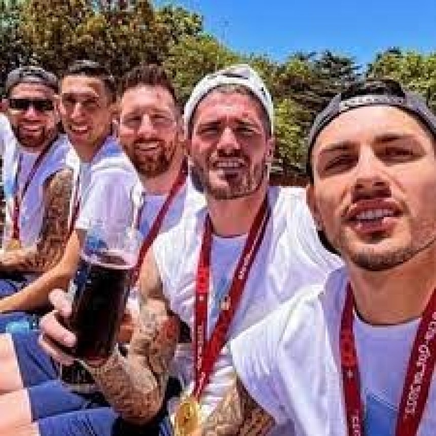 Los jugadores ya est&aacute;n en el predio de AFA tras la caravana