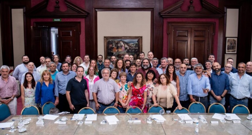 PARITARIAS 2022 Kicillof acord&oacute; con gremios un nuevo aumento para las y los trabajadores del Estado