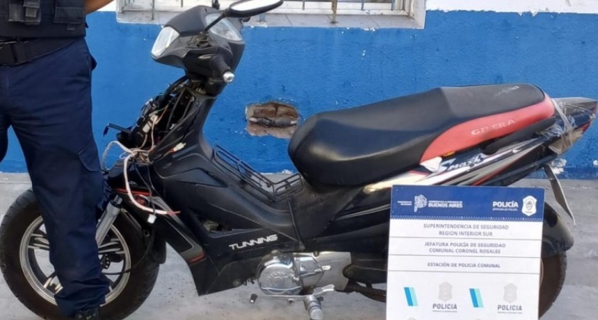 Robaron moto la llevaban a tiro y los detuvieron