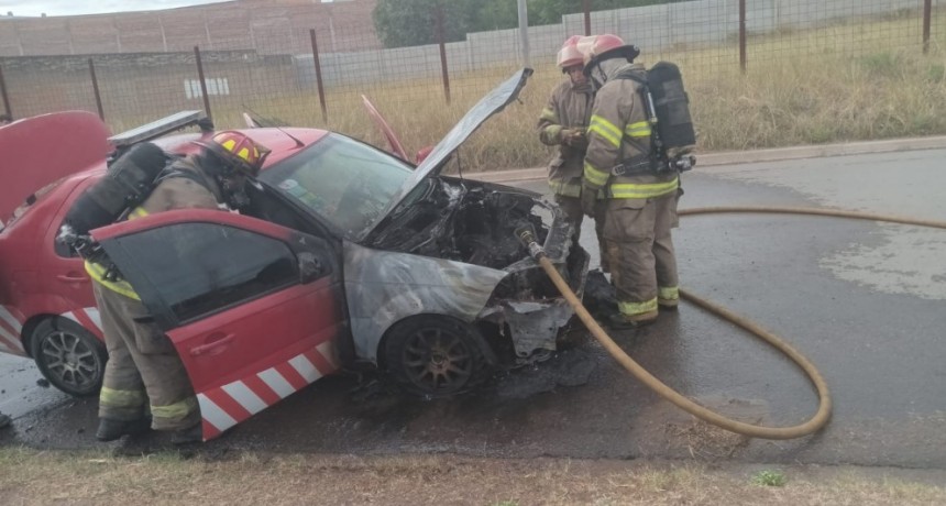 Feroz incendio de un auto en barrio Atepam II