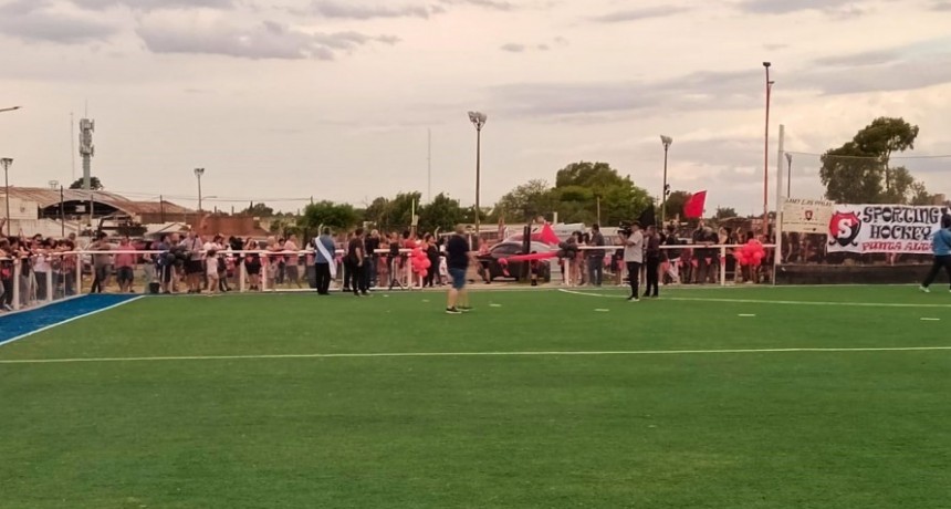 Gran marco de publico para la inauguraci&oacute;n de la cancha de hockey de Sporting