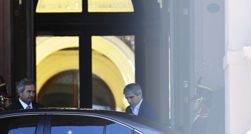 Caputo sube el impuesto pa&iacute;s al 17,5% y lleva el d&oacute;lar oficial a 800 pesos