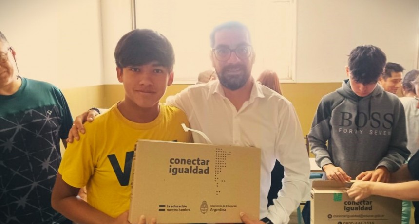 El intendente Aristimu&ntilde;o acompa&ntilde;o la entrega de computadoras en la EEST n&ordm;1