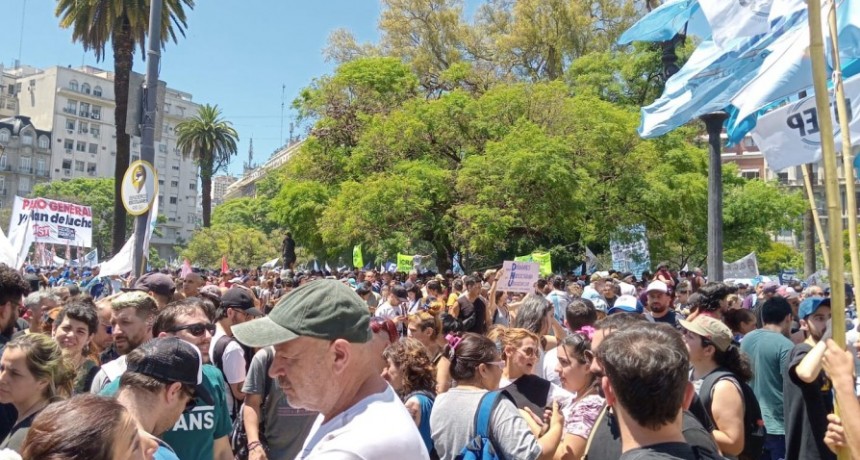 Impresionante Movilizaci&oacute;n de los trabajadores en contra del decreto presidencial